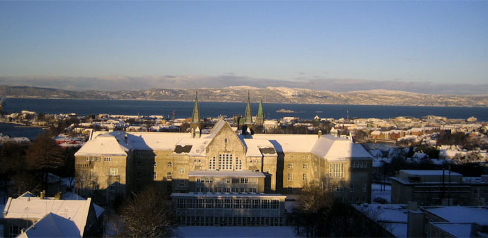 Foto - centrum Trondheimu a fjord